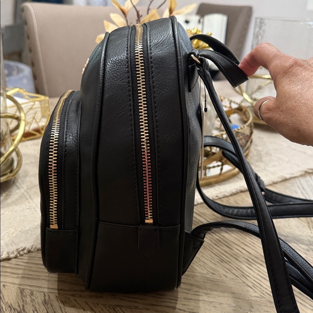 NWT! GUESS Classic Black Backpack💝 - Picture 4 of 7